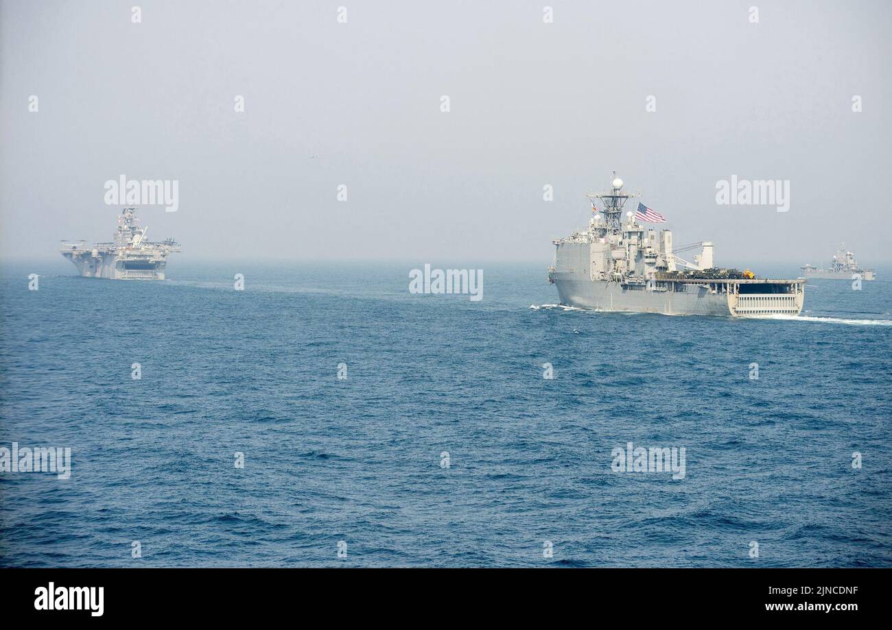 Das amphibische Angriffsschiff USS Bonhomme Richard (LHD 6), links, das