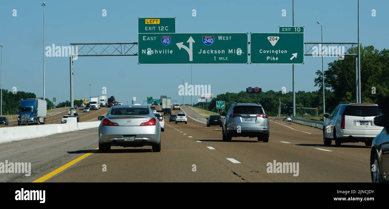 Tennessee, USA - 23. Juni 2022 - die Autobahn weist in Richtung Interstate 40 East nach Nashville und Interstate 240 West nach Jackson, Mississippi Stockfoto