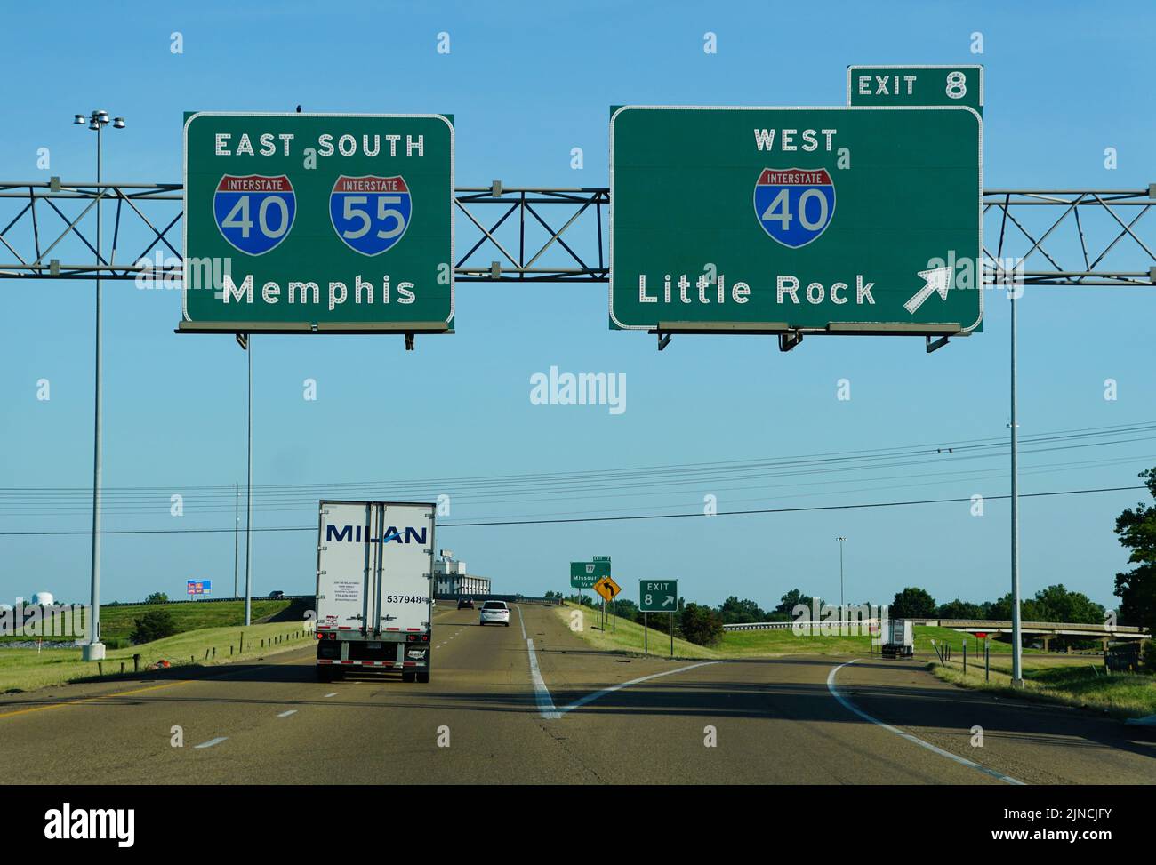 Arkansas, USA - 23. Juni 2022 - die Autobahn weist auf die Interstate 40 East und die Interstate 55 South nach Memphis und die Interstate 40 West nach Little RO Stockfoto