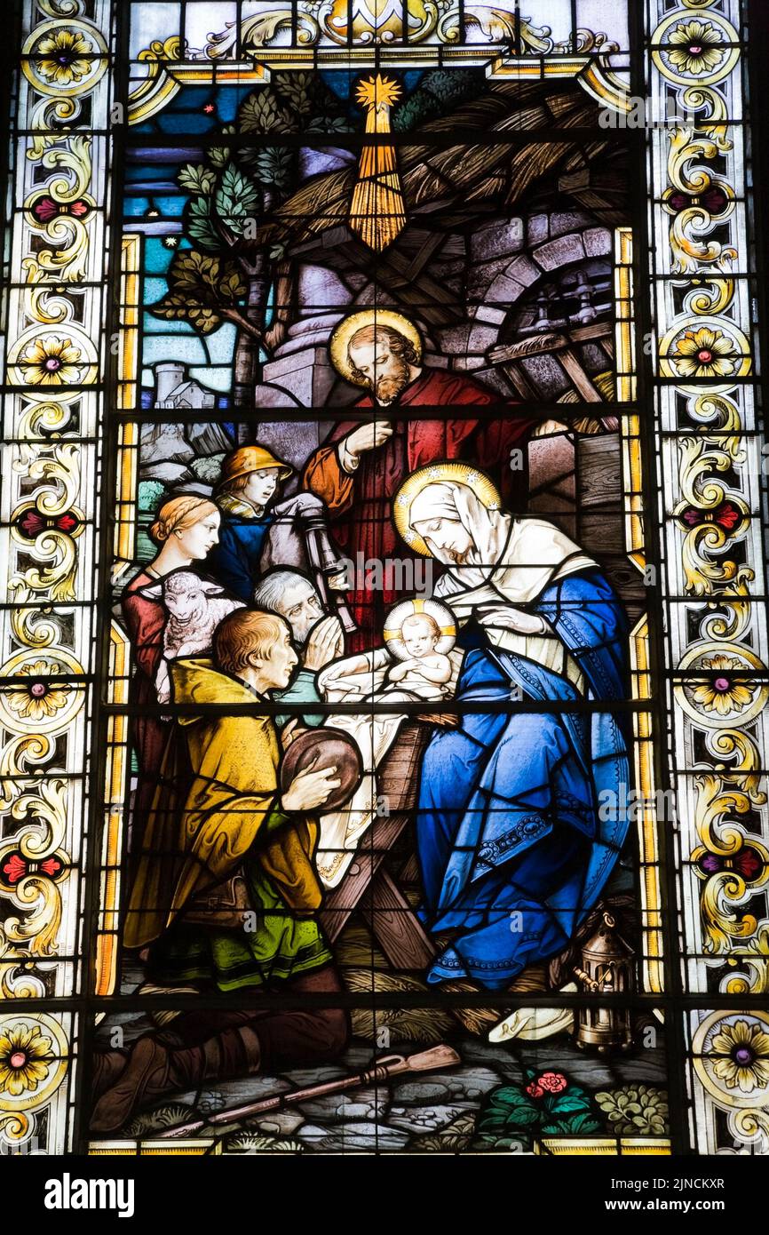 Buntes Buntglasfenster mit religiöser Szene von Jungfrau Maria und Kind, Kathedrale der Heiligen Dreifaltigkeit, Québec City, Québec, Kanada. Stockfoto