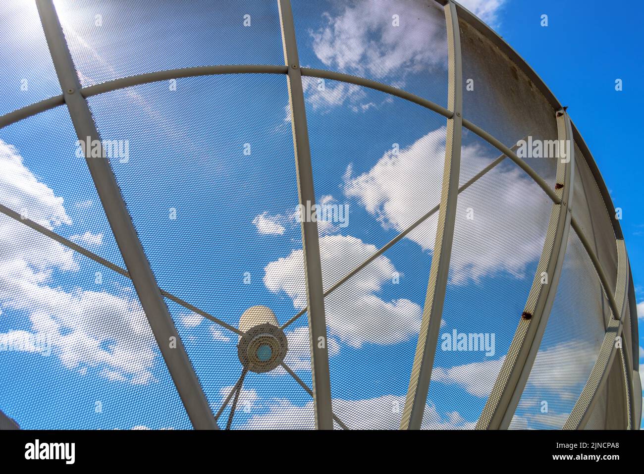 Satellitenkommunikationsschale, von hinten gesehen, vom transparenten Reflektor. Stockfoto