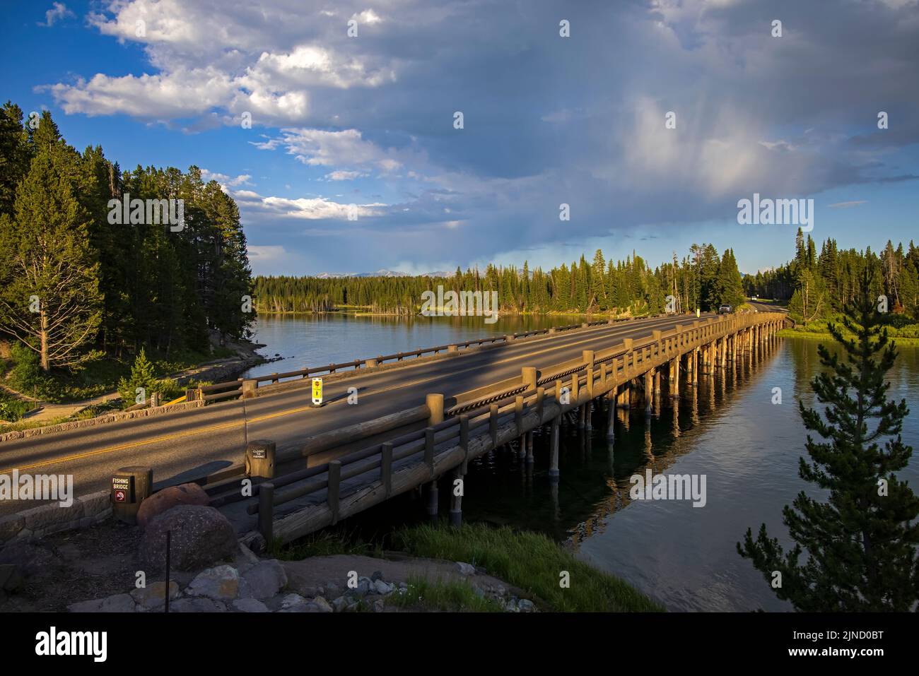 Dies ist ein Blick am späten Nachmittag auf die historische Fishing Bridge, die den Yellowstone River im Yellowstone National Park, Teton County, Wyoming, überspannt. Stockfoto