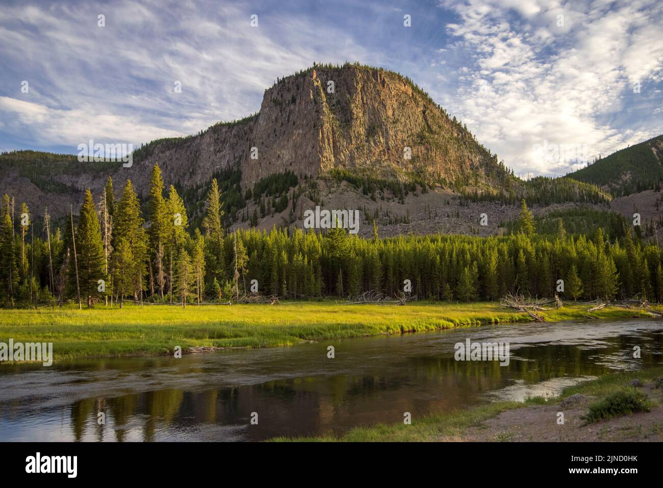 Die späte Sonne leuchtet auf der Westseite des Mount Haynes, einem Wahrzeichen am Madison River und der West Entrance Road des Yellowstone NP, WY USA. Stockfoto