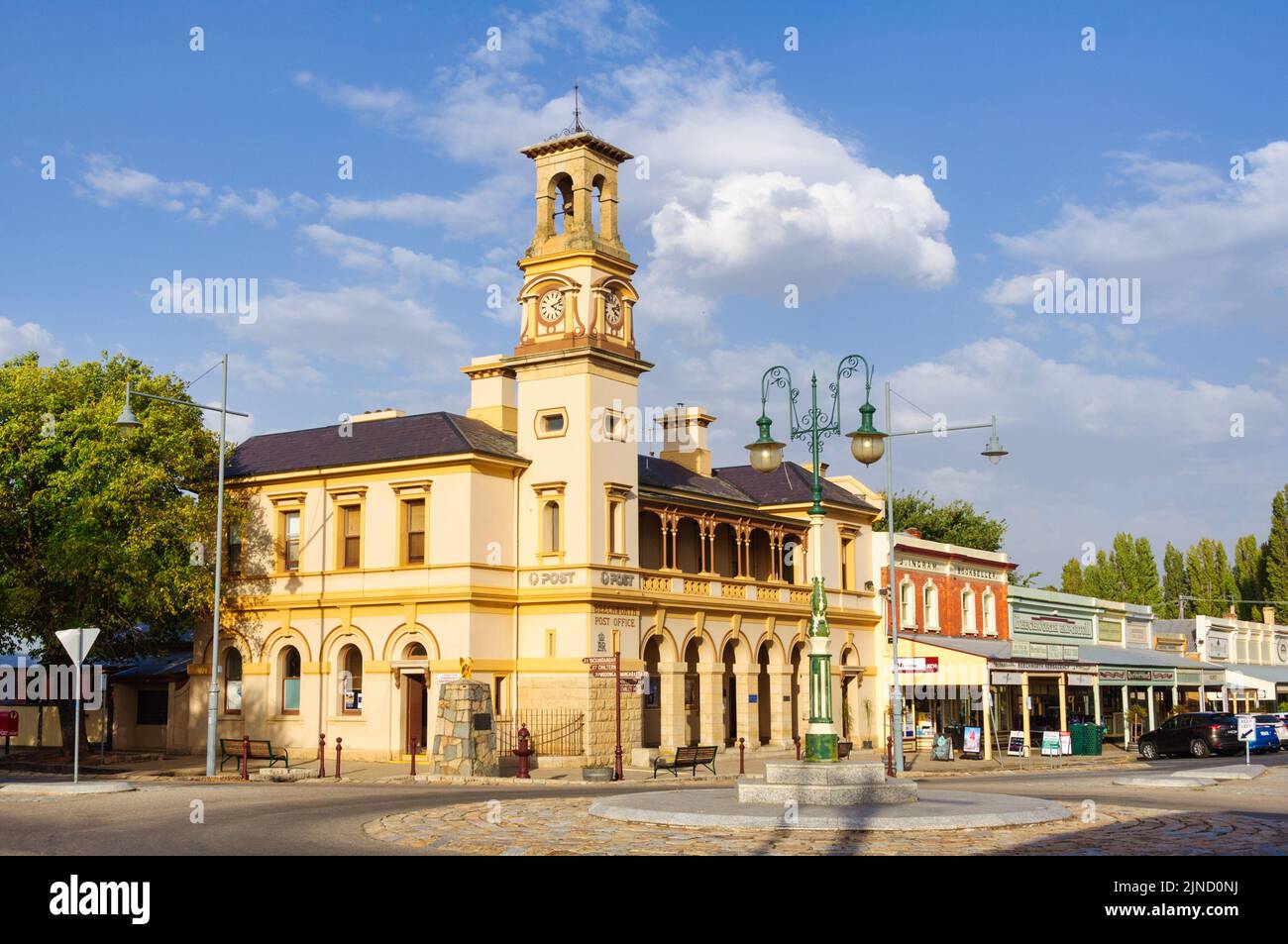 Historisches Postamt an der Ecke Ford Street und Camp Street - Beechworth, Victoria, Australien Stockfoto