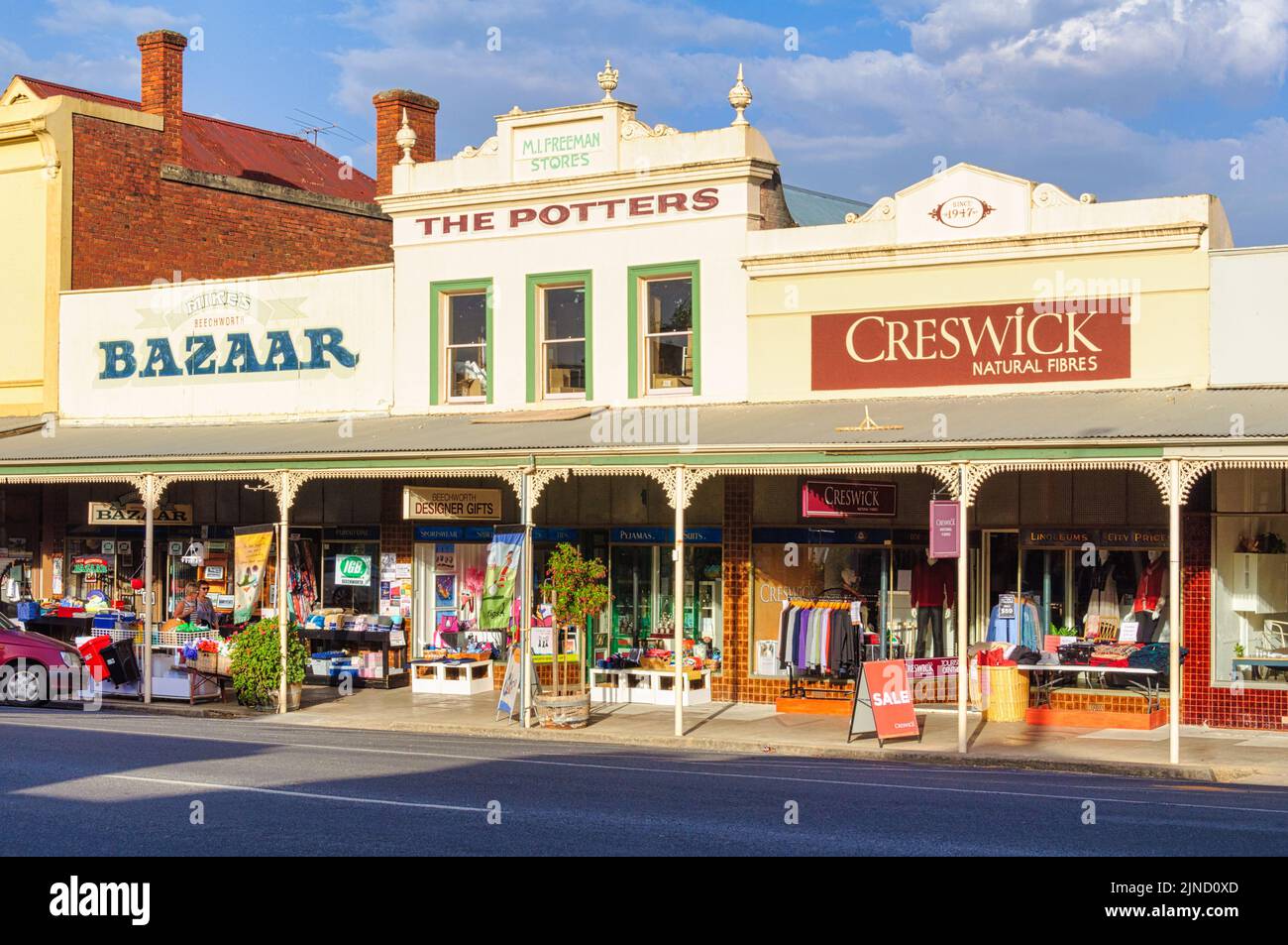 Farbenfrohe Geschäfte an der Ford Street - Beechworth, Victoria, Australien Stockfoto