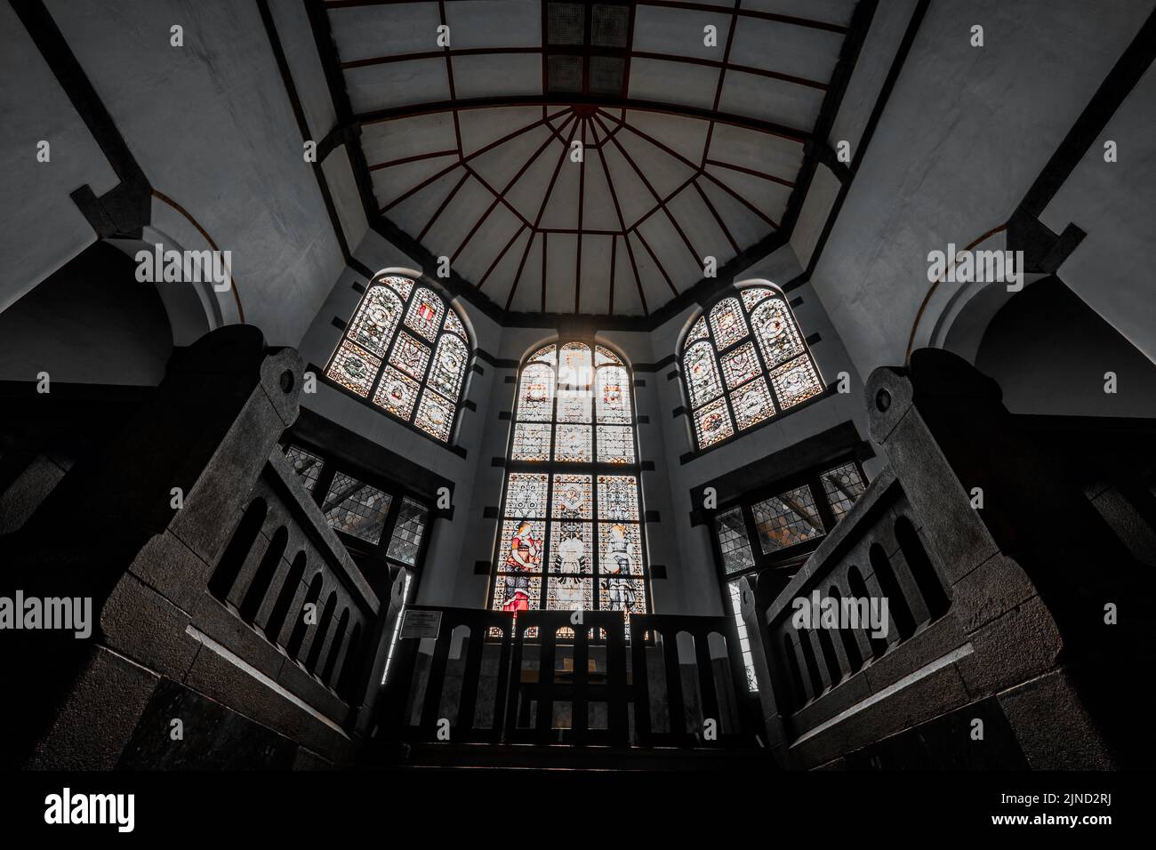 Es kann geschlossen werden, dass die Gesamtbedeutung des Gemäldes, das in der Glasmalerei im Lawang Sewu-Gebäude enthalten ist, die Niederlande ist, die de Stockfoto