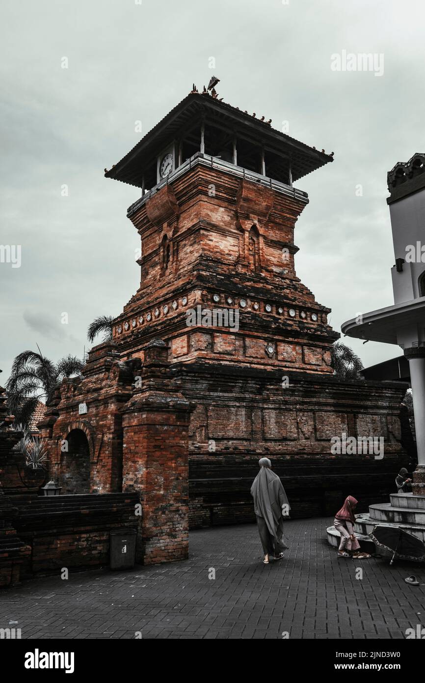 Der Heilige Turm ist etwa 17 Meter hoch, um ihn herum ist er mit Bildtafeln geschmückt, die alle 32 sind. 20 von ihnen sind blau und zeigen ein Stockfoto