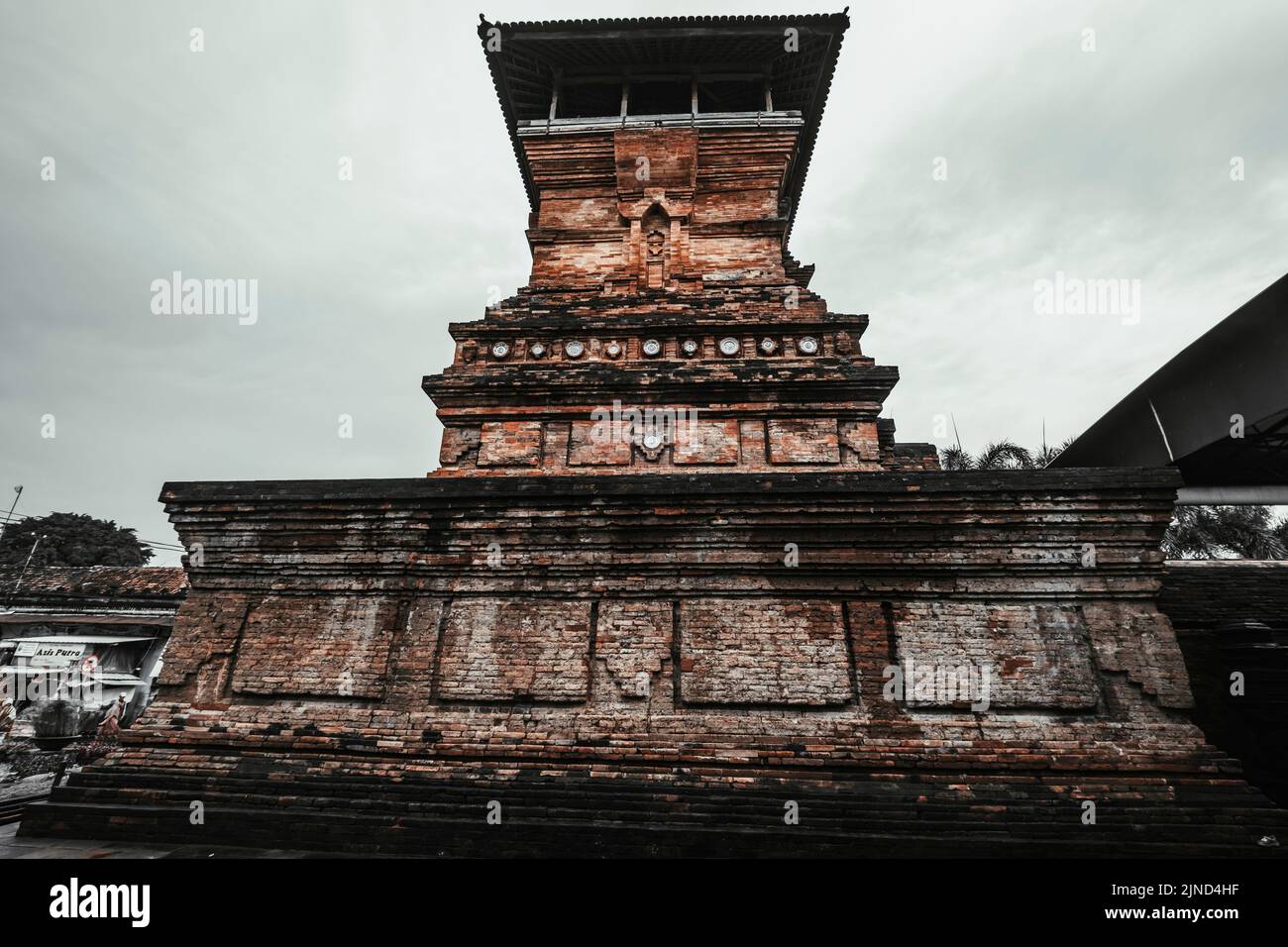 Die Menara-Kudus-Moschee ist eines der historischen Reliquien, das Zeugnis des Prozesses der Verbreitung des Islam in Java ist. Diese Moschee ist aufgrund ihrer Baustellen einzigartig Stockfoto
