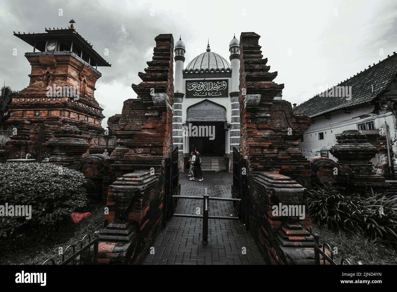 Die Menara-Kudus-Moschee ist eines der historischen Reliquien, das Zeugnis des Prozesses der Verbreitung des Islam in Java ist. Diese Moschee ist aufgrund ihrer Baustellen einzigartig Stockfoto