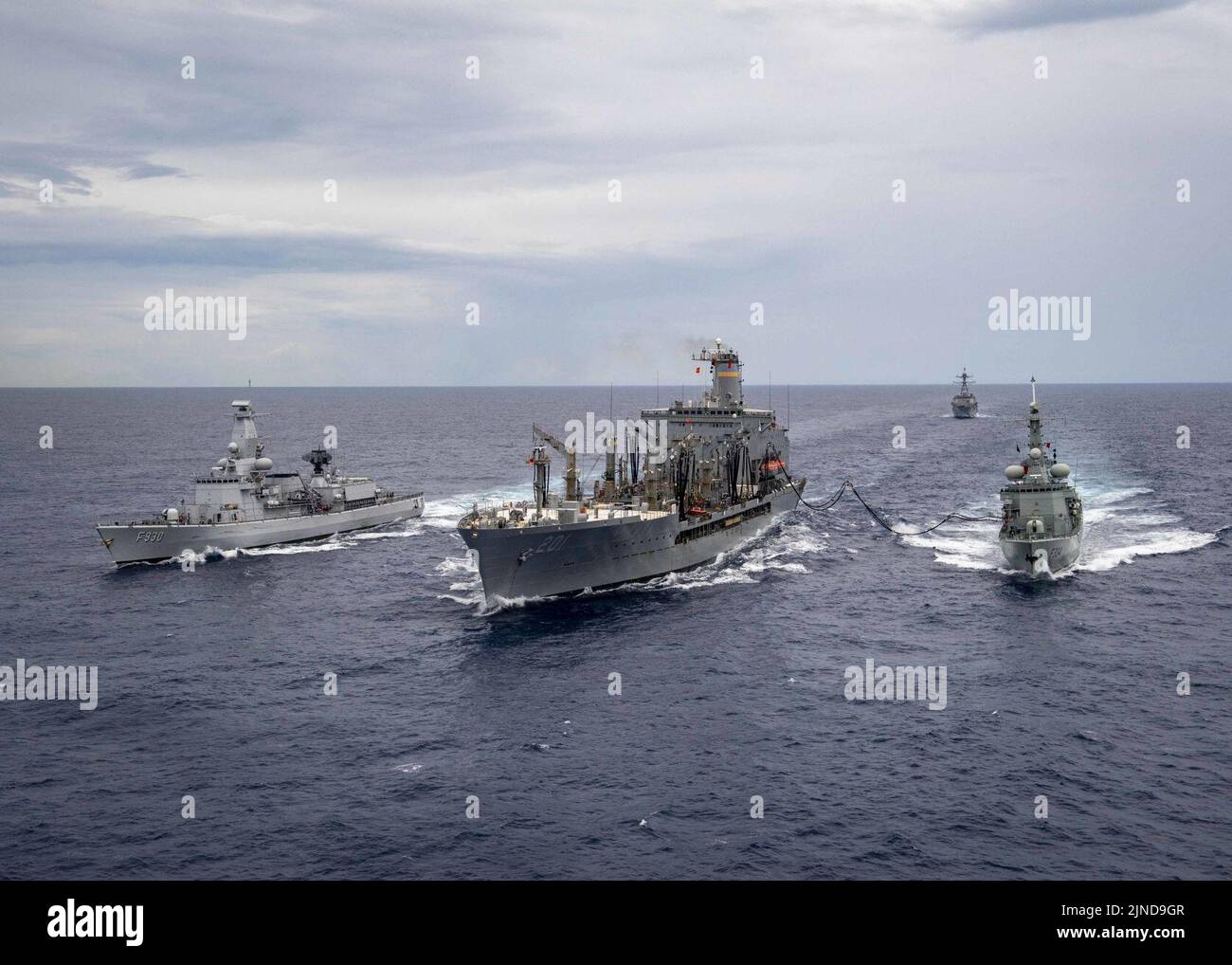 Die belgische Marine Karel Doorman-Klasse Fregatte Leopold I (F930), links, und die portugiesische Marine Fregatte NRP Francisco de Almeida (F334), rechts (48575482327) Stockfoto