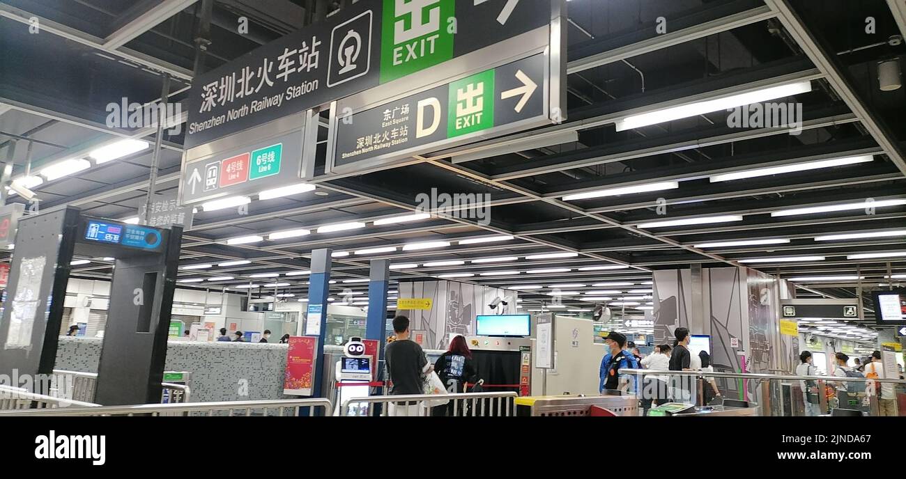 Shenzhen, China: Passagiere, die mit der Hochgeschwindigkeitsbahn nach Shenzhen einreisen, müssen über einen grünen Code für die 48-Stunden-Nukleinsäureerkennung verfügen. A1 das Exit-Personal überprüft den Stockfoto