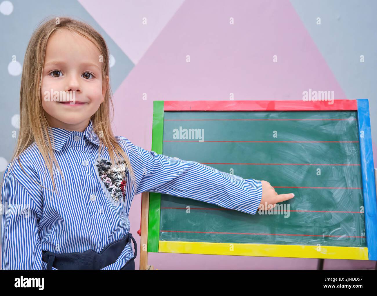 Pre School glücklich kleines Mädchen steht an der Tafel Kindergarten Kinder Stockfoto