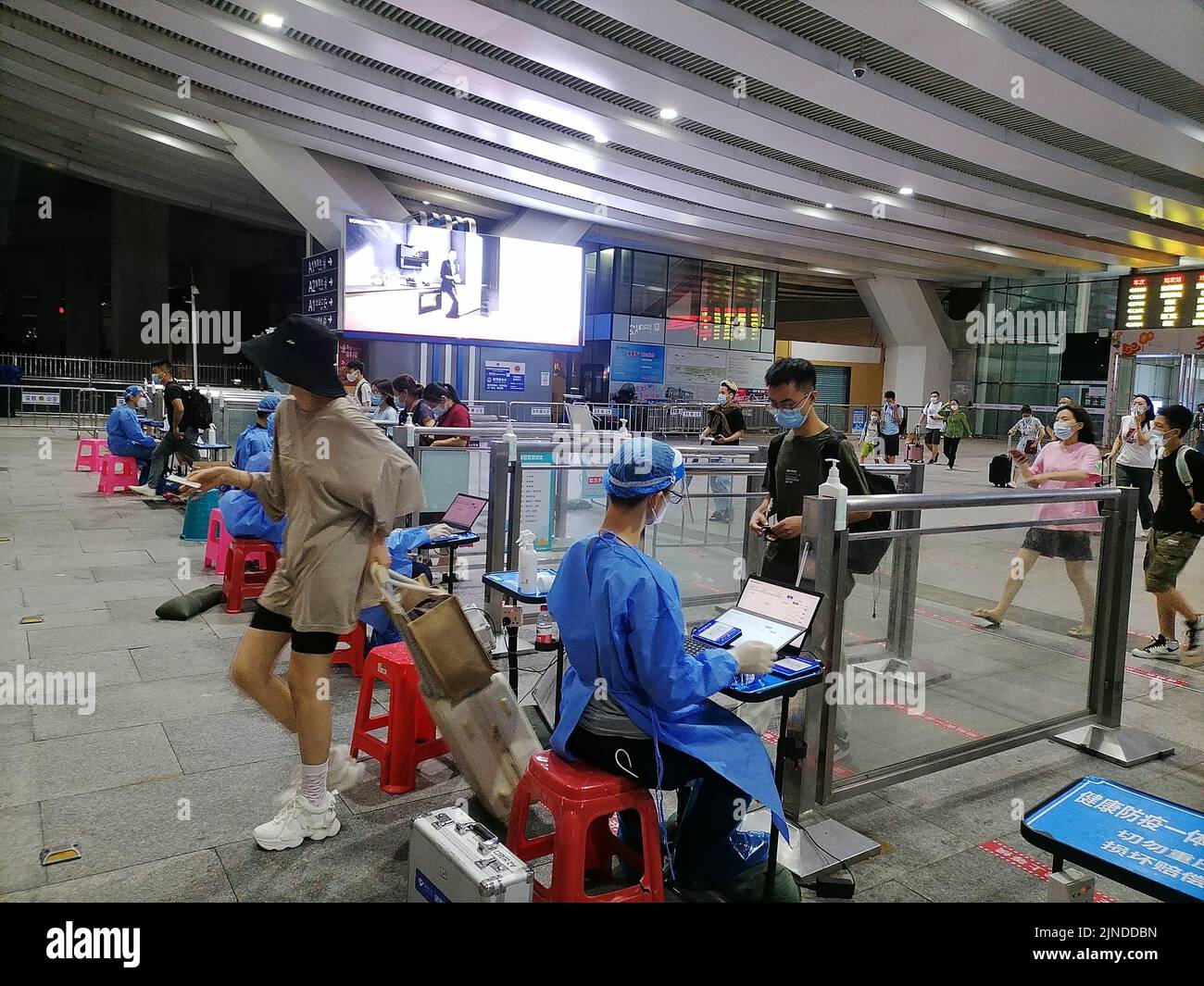 Shenzhen, China: Passagiere, die mit der Hochgeschwindigkeitsbahn nach Shenzhen einreisen, müssen über einen grünen Code für die 48-Stunden-Nukleinsäureerkennung verfügen. A1 das Exit-Personal überprüft den Stockfoto