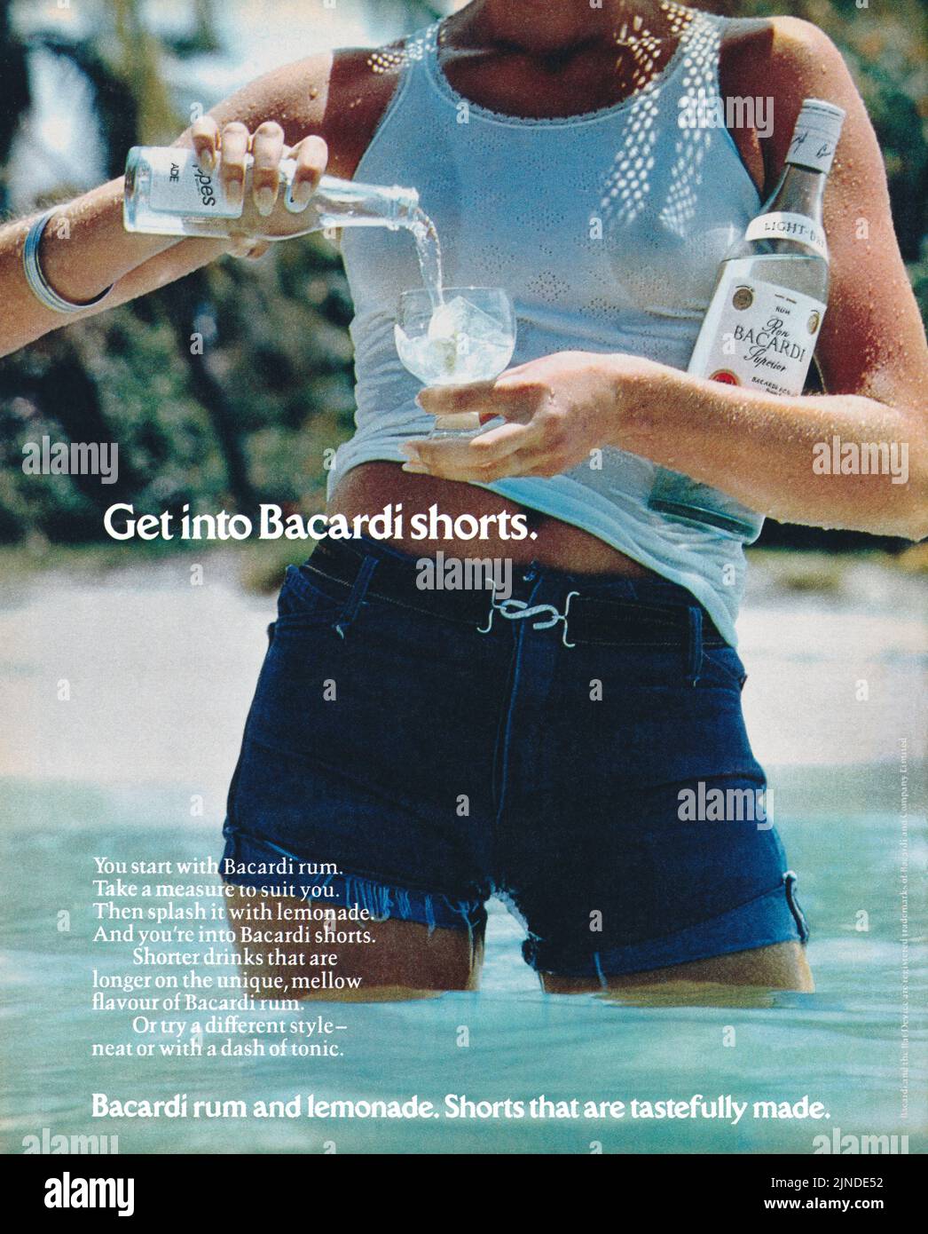 1975 britische Werbung für weißen Rum Bacardi. Stockfoto