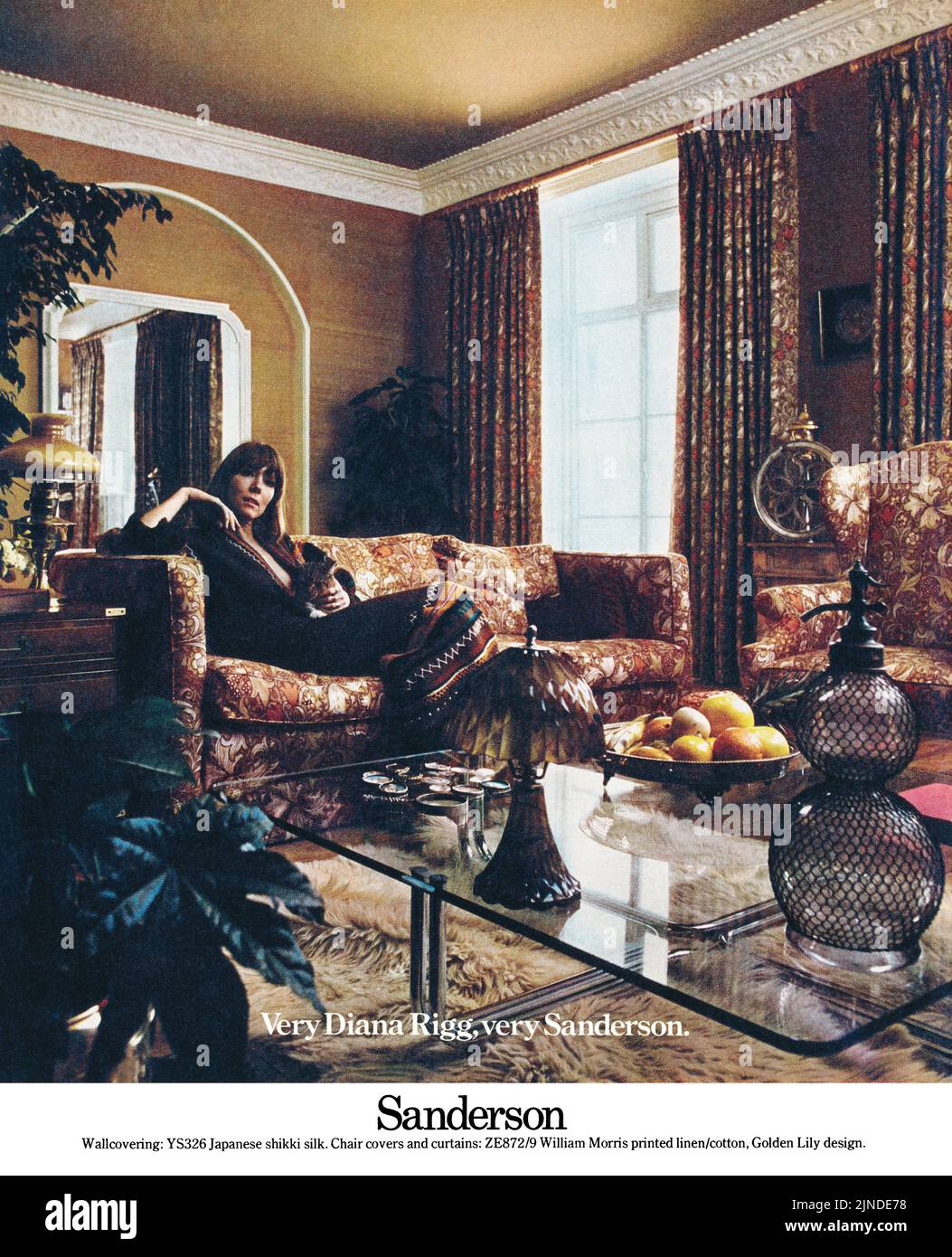 1975 Britische Werbung für Sanderson Möbelstoffe mit Schauspielerin Diana Rigg. Stockfoto