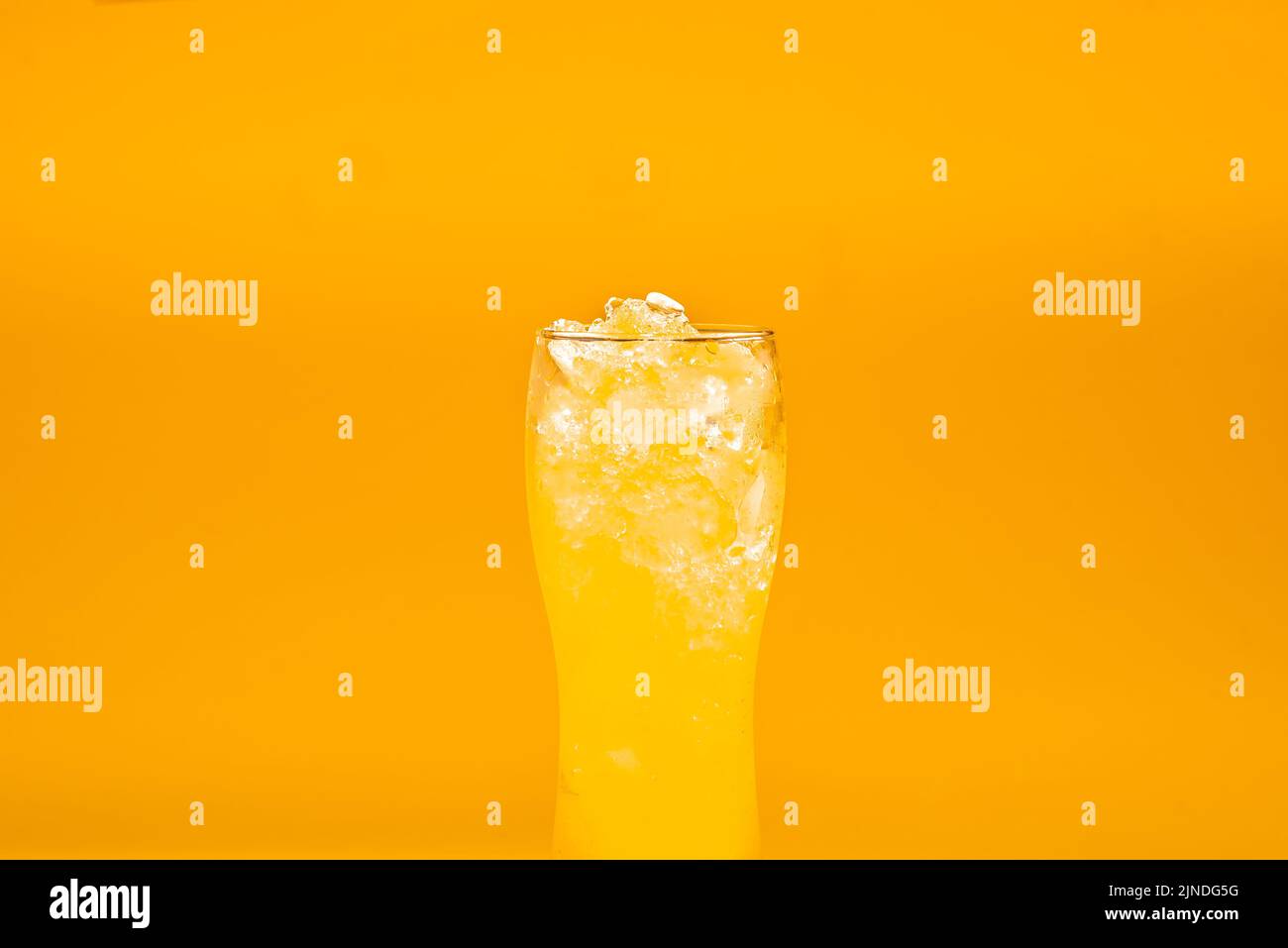 Biercocktail gelb in einem Bierglas auf gelbem Hintergrund Stockfoto