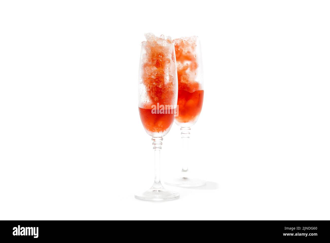 Cocktail Wein gefroren . Rotwein mit Eis auf weißem Hintergrund isolieren Stockfoto