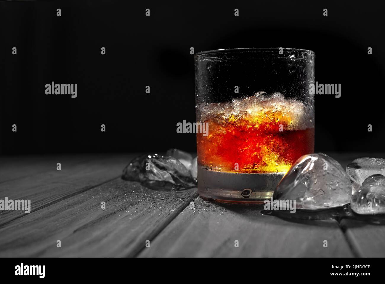 Manhattan auf Eis. Manhattan Whiskey Cocktail auf Eis auf schwarzem Hintergrund mit Stockfoto