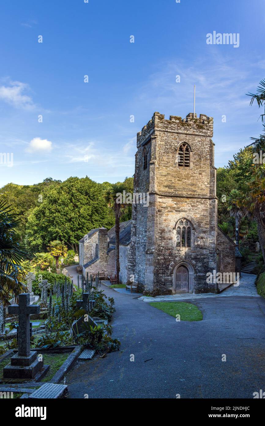 Die hübsche St. in der Kirche von Roseland. In einem subtropischen Garten am Rande eines Baches am Fluss Fal auf der Halbinsel Roseland in Cornwall gelegen. Stockfoto