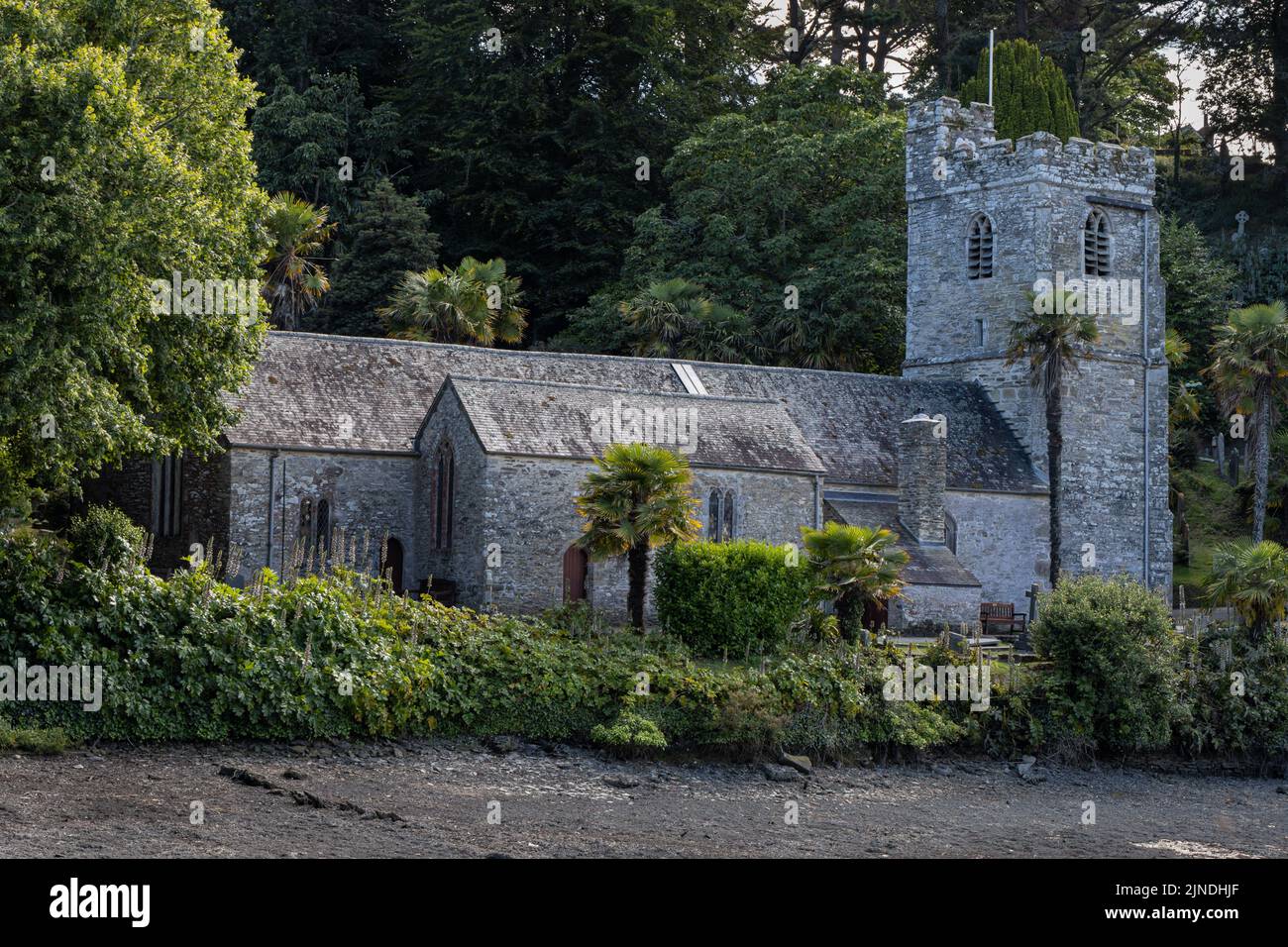 Die hübsche St. in der Kirche von Roseland. In einem subtropischen Garten am Rande eines Baches am Fluss Fal auf der Halbinsel Roseland in Cornwall gelegen. Stockfoto