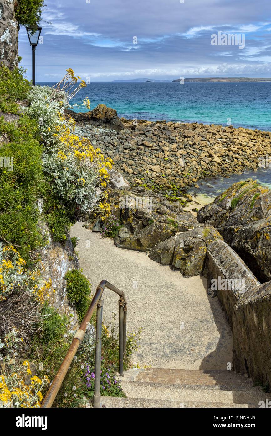 Der South West Coast Path am St Ives Head in Cornwall, mit Godrevy Lighthouse in der Ferne. Stockfoto