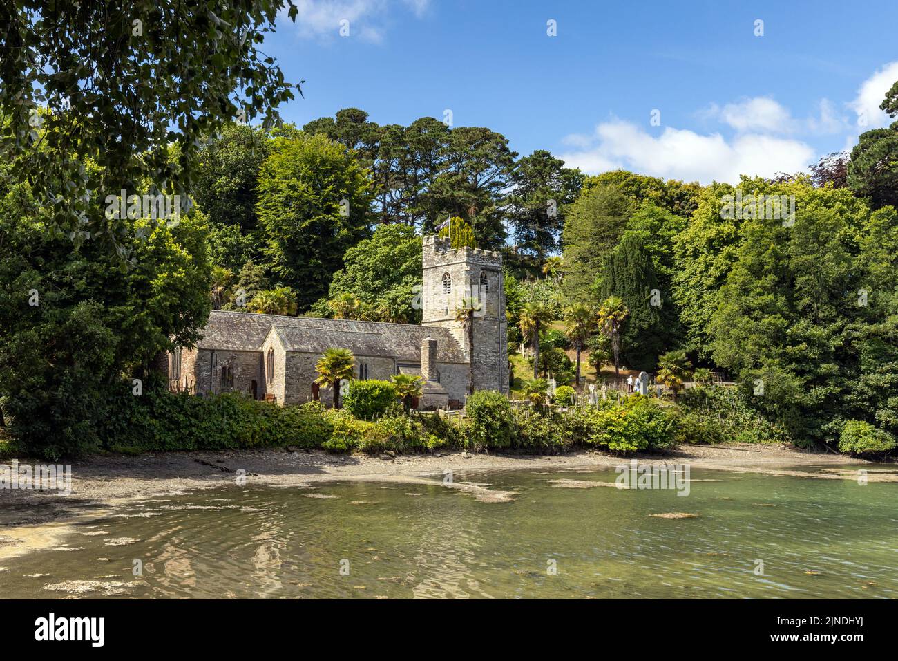Die hübsche St. in der Kirche von Roseland. In einem subtropischen Garten am Rande eines Baches am Fluss Fal auf der Halbinsel Roseland in Cornwall gelegen. Stockfoto