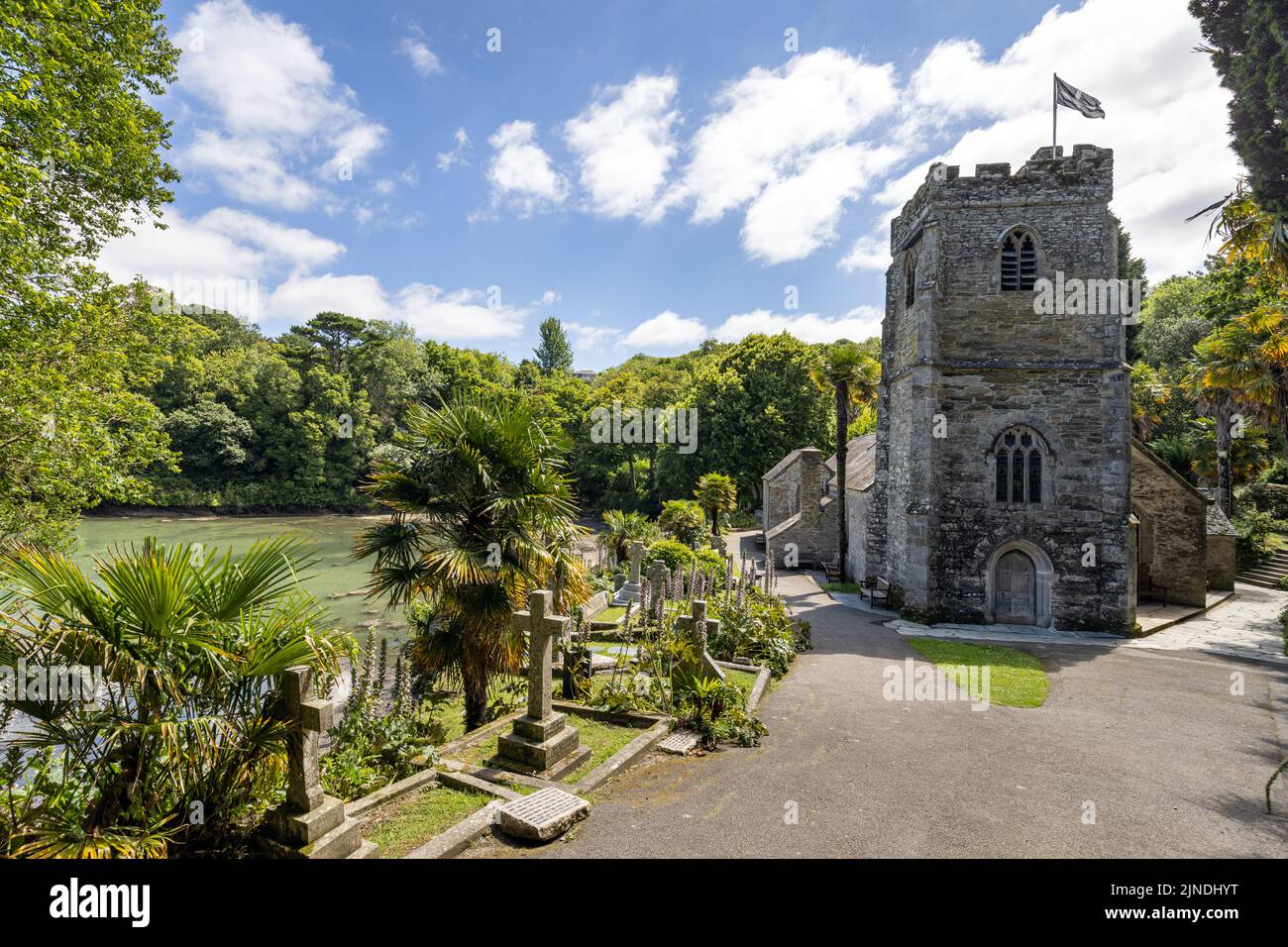 Die hübsche St. in der Kirche von Roseland. In einem subtropischen Garten am Rande eines Baches am Fluss Fal auf der Halbinsel Roseland in Cornwall gelegen. Stockfoto