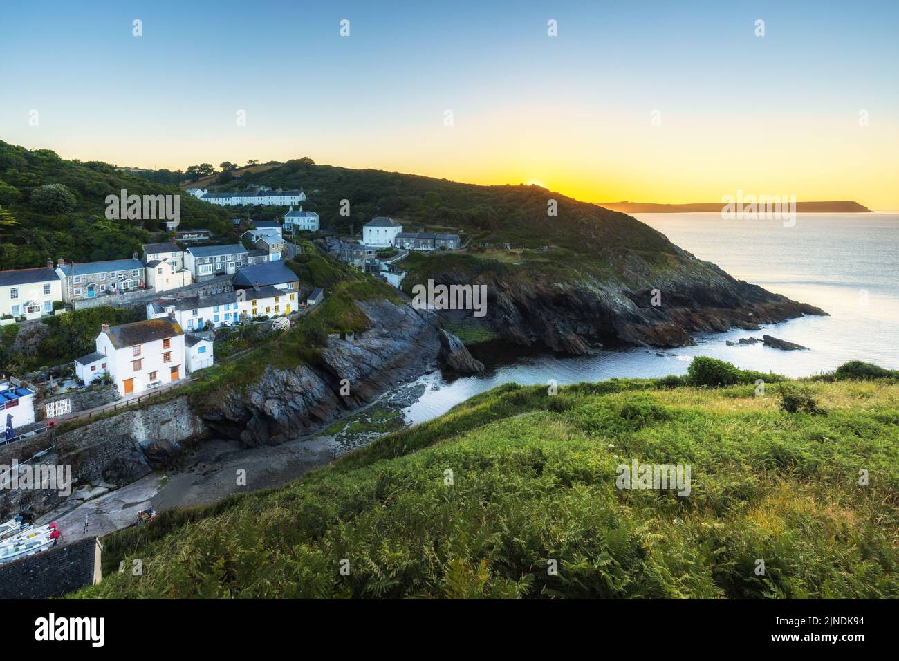 Sonnenaufgang im malerischen Dorf Portloe an der Südküste von Cornwall. Vom Jacka Point aufgenommen. Stockfoto