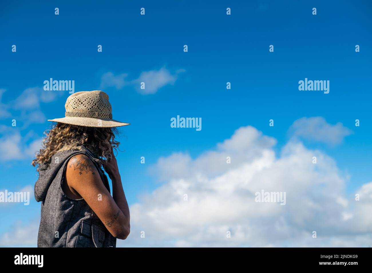 Frau sah, wie sie Außerinnen rauchte Stockfoto