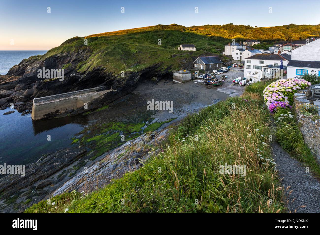 Das charmante und malerische Fischerdorf Portloe an der Südküste von Cornwall. Kurz nach Sonnenaufgang vom South West Coastal Path aufgenommen. Stockfoto