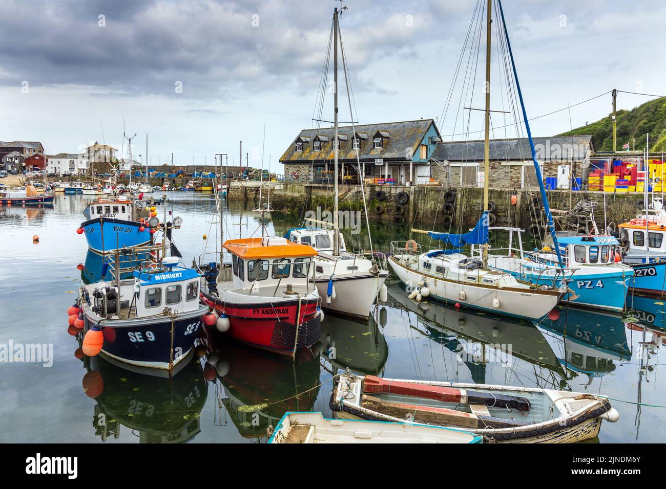 Blick auf den Hafen von Mevagissey in Cornwall, mit dem kleinen Fischmarkt im Hintergrund. Stockfoto