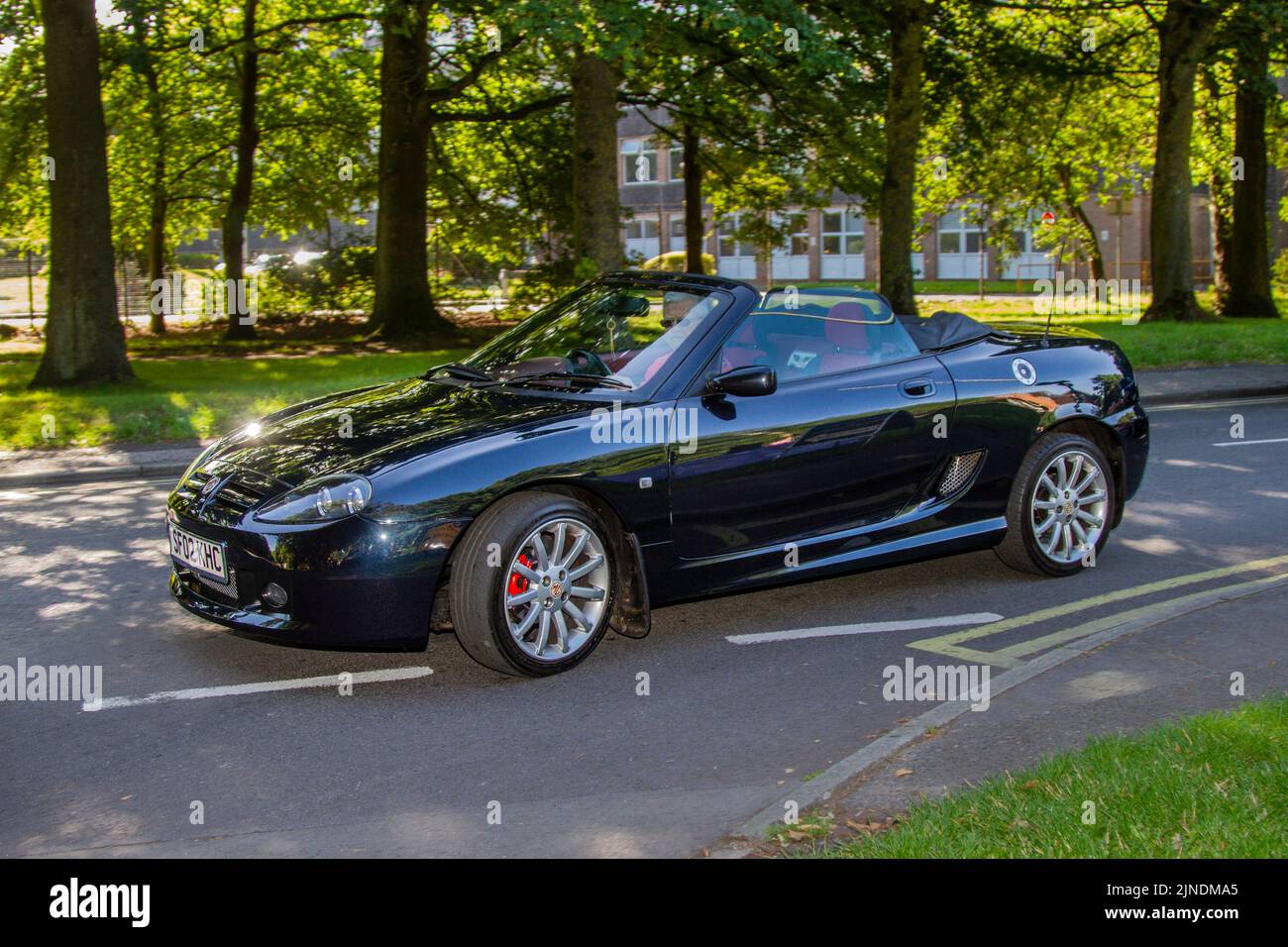 2002 grau schwarz MG TF 1796cc Benzin 5-Gang-Handroadster; Oldtimer auf der Lytham Hall Summer Classic Car & Motorcycle Show 13., einem Classic Vintage Collectible Transport Festival. Stockfoto