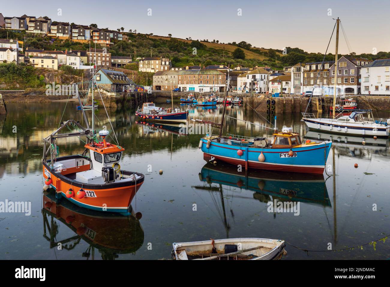 Bunte Boote, die im Innenhafen des kornischen Fischerdorfes Mevagissey festgemacht sind. Stockfoto