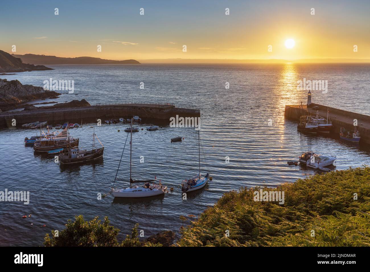 Sonnenaufgang am Hafen von Mevagissey an der küste cornichos. Stockfoto