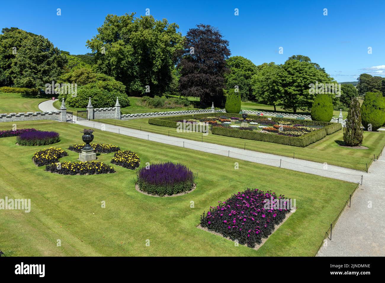 Die formalen Gärten im Lanhydrock House in der Nähe von Bodmin in Cornwall, Großbritannien Stockfoto