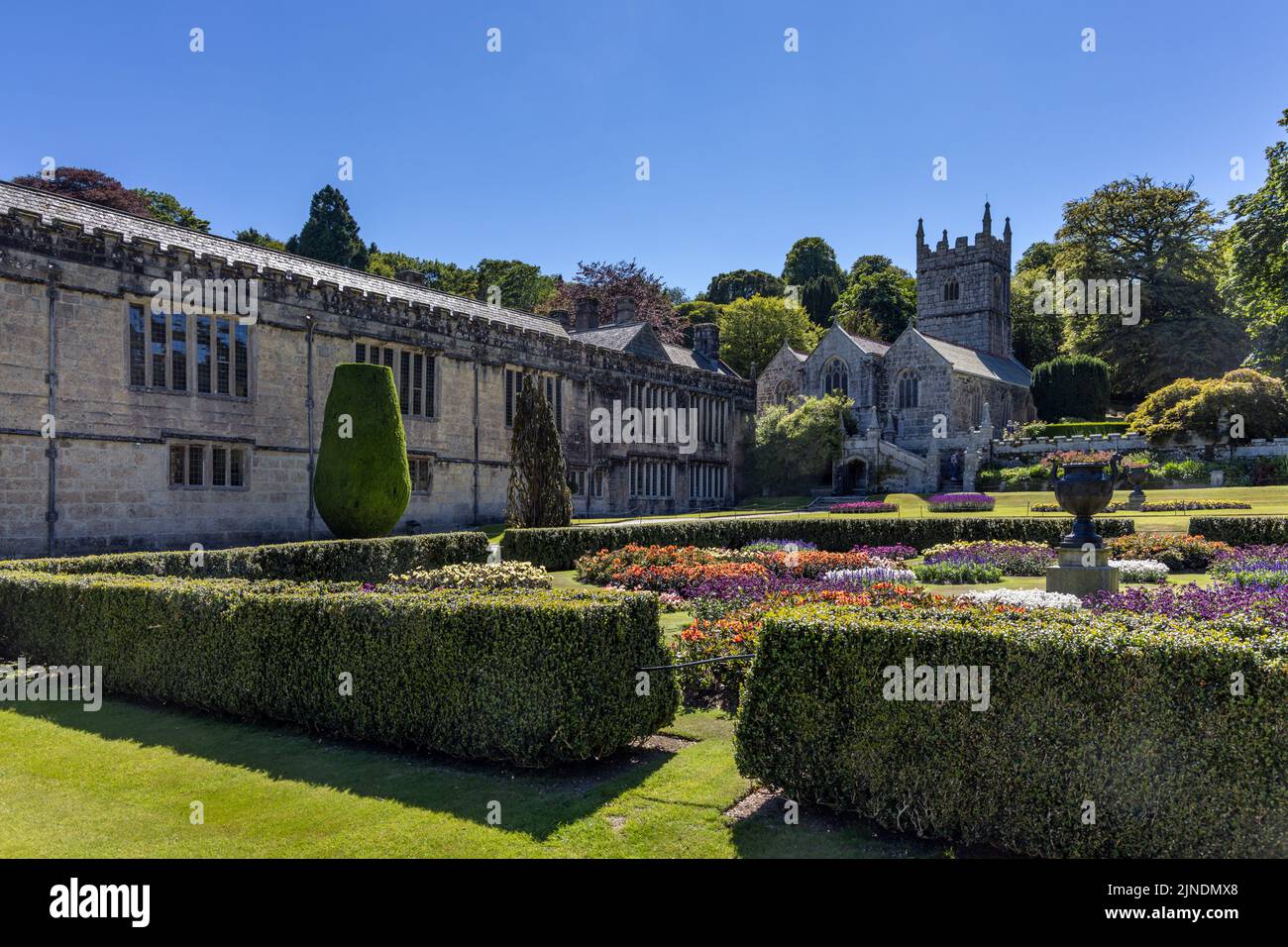 Die formalen Gärten im Lanhydrock House und der St. Hydroc's Church in der Nähe von Bodmin in Cornwall, Großbritannien Stockfoto