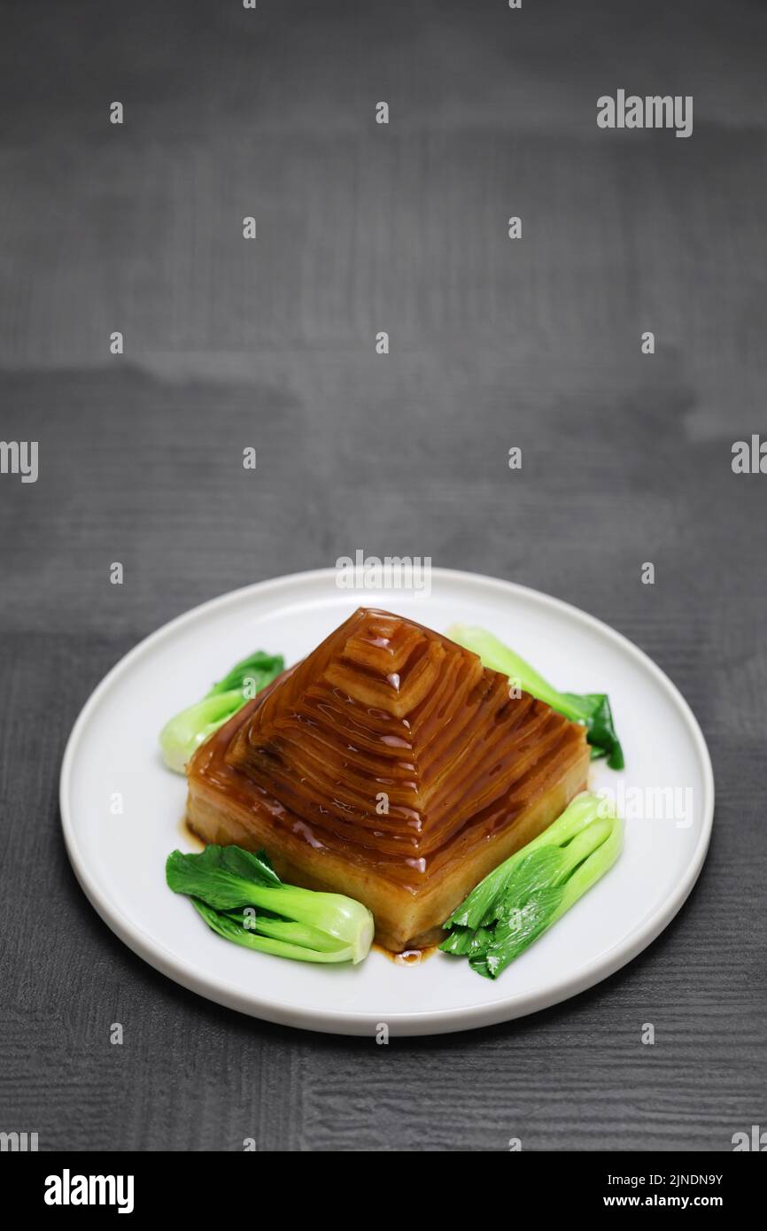 Hausgemachte geschmorte Schweinebauch-Pyramide, chinesische Küche Stockfoto