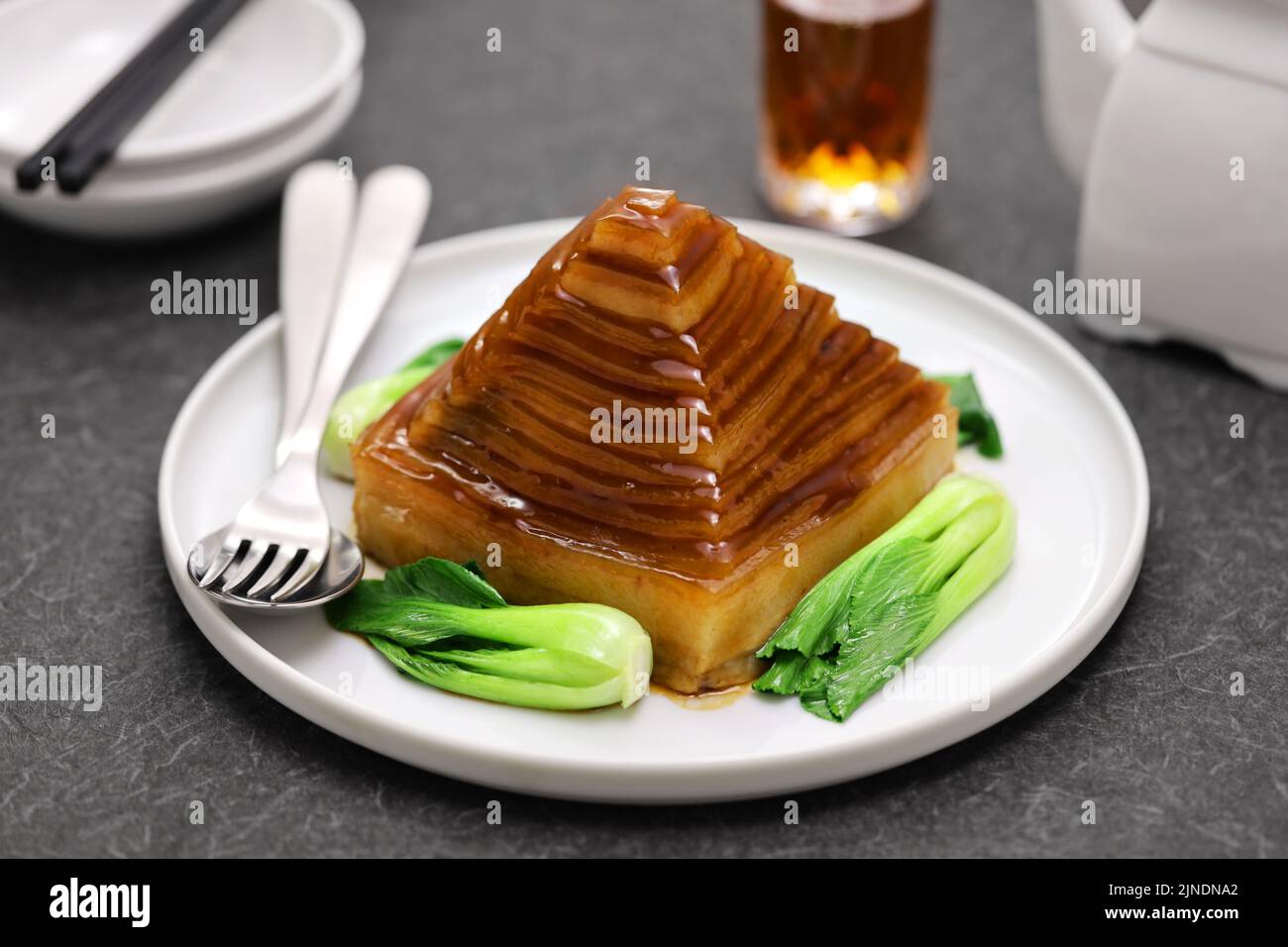 Hausgemachte geschmorte Schweinebauch-Pyramide, chinesische Küche Stockfoto