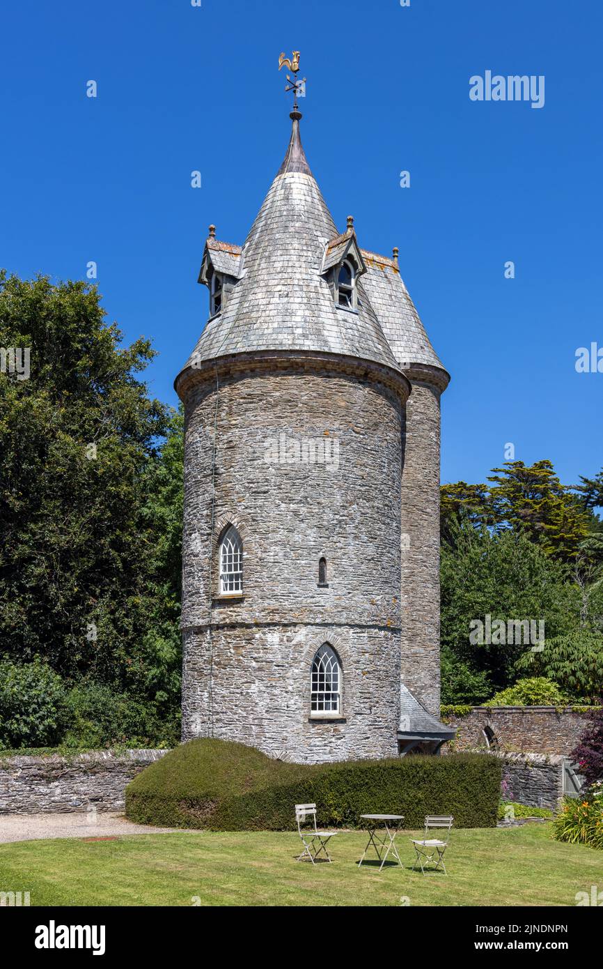 Der alte Wasserturm, das Trelissick House und die Gärten in Cornwall Stockfoto