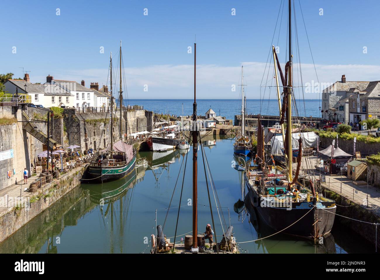 Charlestown Harbour im Süden von Cornwall, in der Nähe von St. Austell. Es ist berühmt für die hohen Schiffe, die im inneren Hafen aus dem 18.. Jahrhundert festgemacht sind. Stockfoto