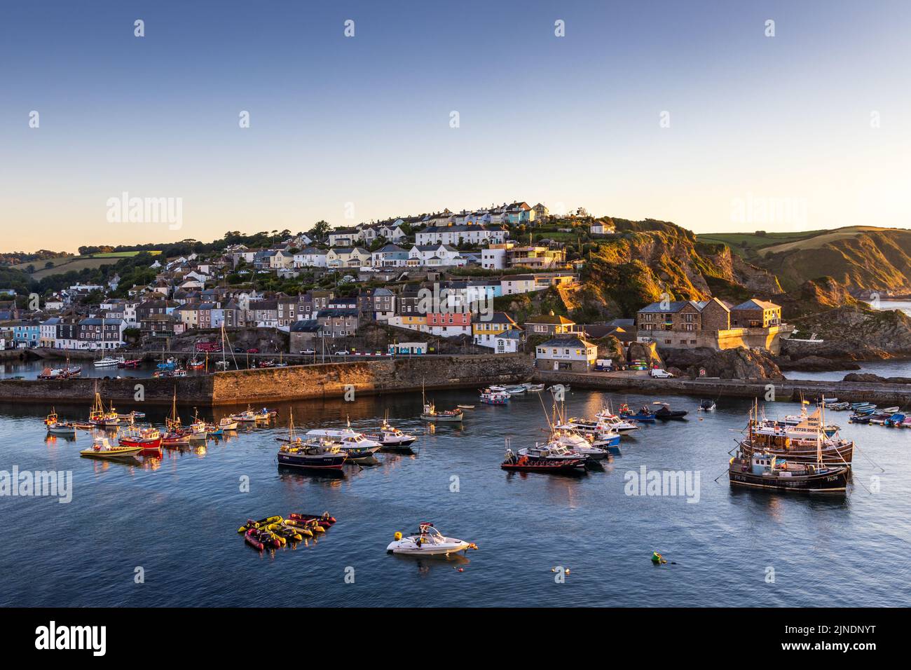 Sonnenaufgang am Mevagissey Outer Harbour in Cornwall. Stockfoto