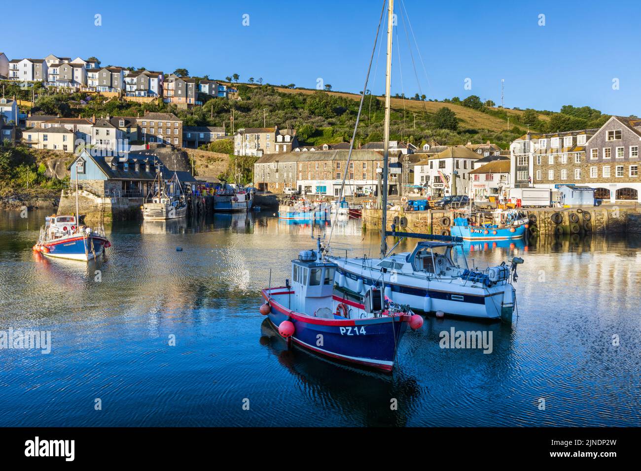 Blick auf den Hafen von Mevagissey in Cornwall, mit dem kleinen Fischmarkt im Hintergrund. Stockfoto