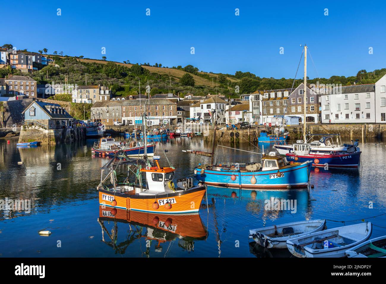 Blick auf den Hafen von Mevagissey in Cornwall, mit dem kleinen Fischmarkt im Hintergrund. Stockfoto