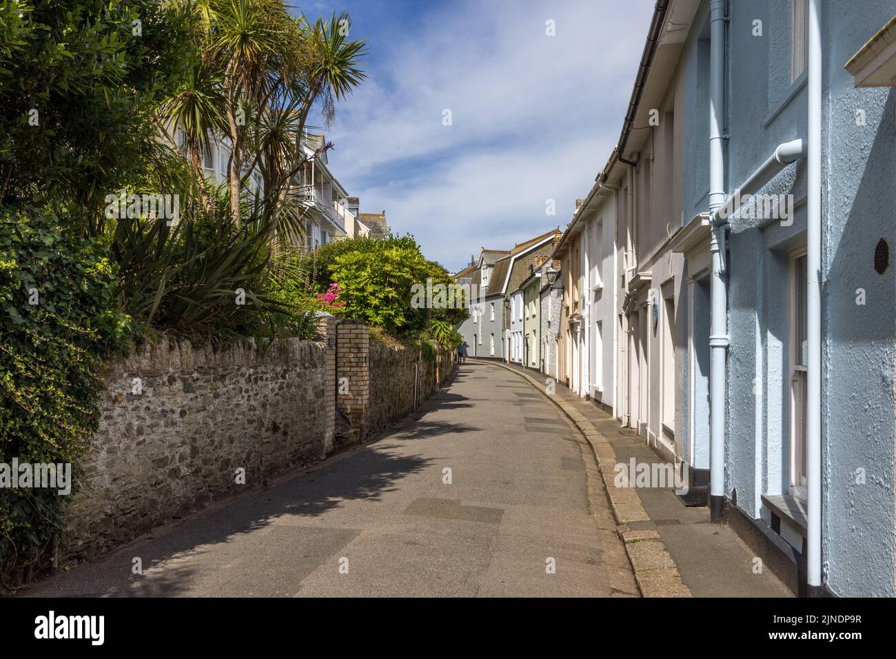 Die malerischen farbigen Häuser, die zurück auf die Esplanade in Fowey, Cornwall. Stockfoto