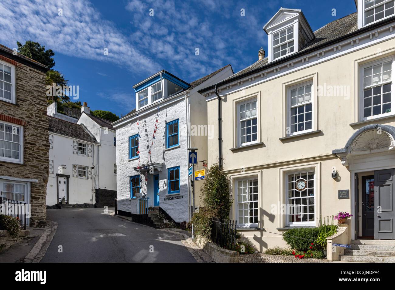 Customs House Hill, eine malerische, schmale Straße in Fowey, Cornwall. Stockfoto