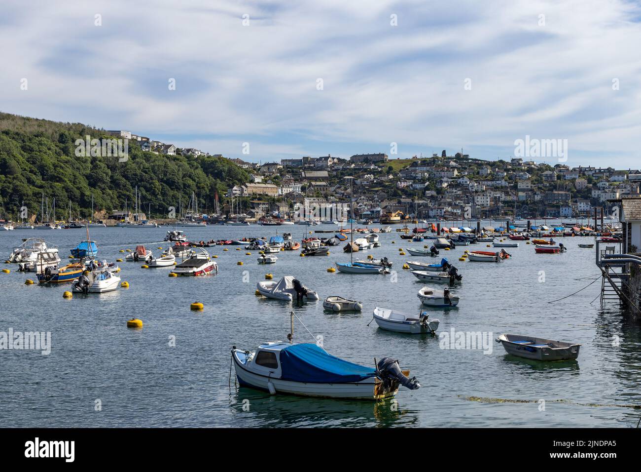 Blick von der Uferpromenade in Fowey mit Blick auf den Hafen in Richtung Polruan, Cornwall. Stockfoto