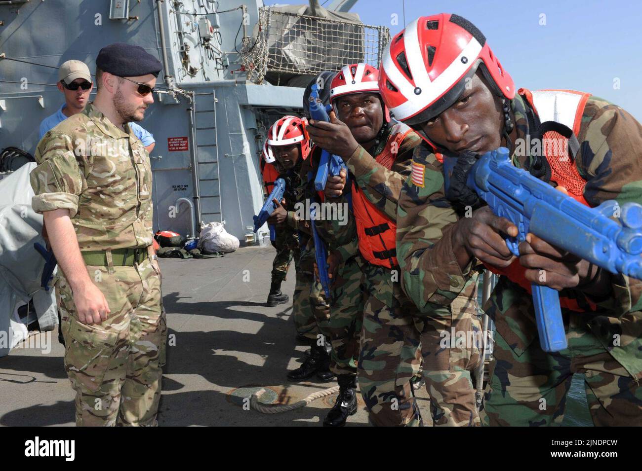Der Boarding Officer der britischen Royal Navy für die Fregatte HMS Argyll (F 231) schult liberianische Seeleute an Bord der Argyll während des Saharan Express 2013 in Dakar, Senegal, 9. März 2013 130309 Stockfoto
