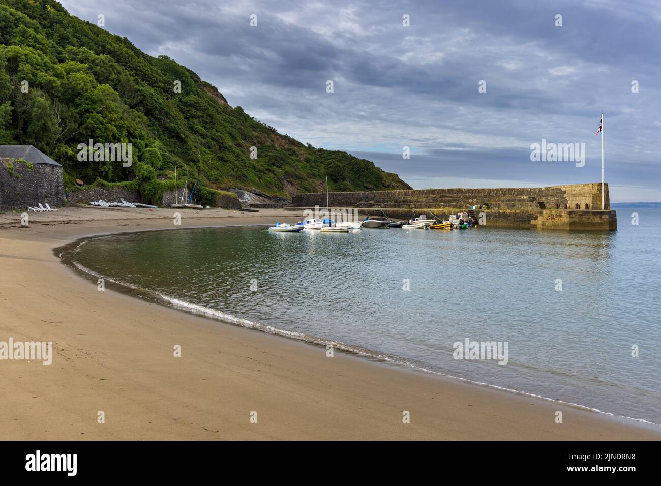 Vergnügungsboote liegen in Polkerris in Cornwall, einer reizvollen Sandbucht mit einem kleinen Hafen. Stockfoto