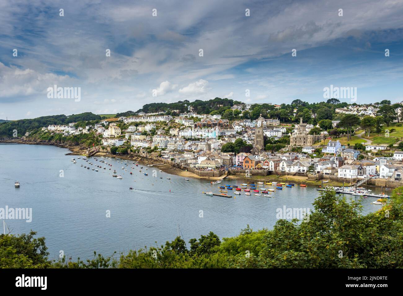 Erhöhter Blick auf die malerische Stadt Fowey und ihren Hafen an der Mündung des Flusses Fowey in Cornwall. Stockfoto