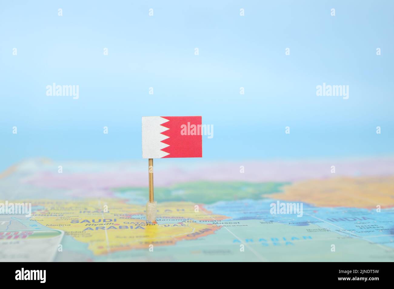 Selektiver Fokus der Bahrain-Flagge auf der Weltkarte. Bahrain Land Lage und Souveränität Konzept. Stockfoto